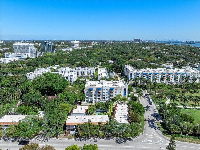 Foto del edificio - 523 NE 38th St
