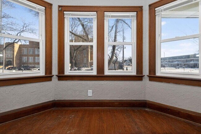 Foto del edificio - Spacious four bedroom home, available late June.