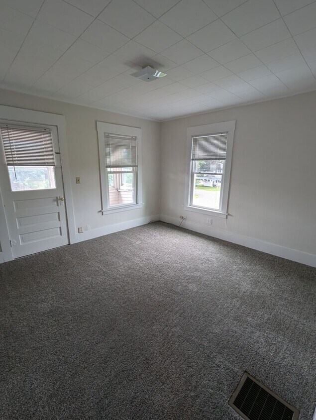 Primary Photo - East Syracuse 2 BR close to shopping and h...