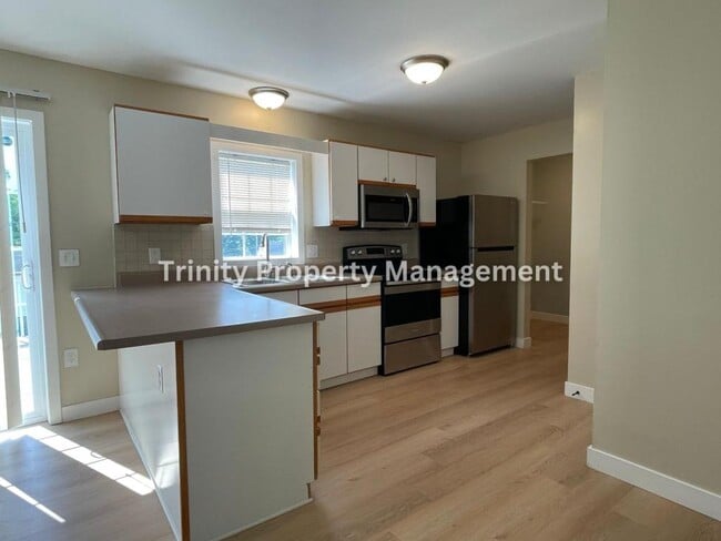 Building Photo - 170 Stratford Dr