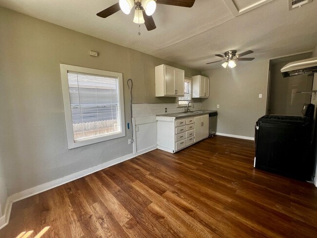 Building Photo - Charming 3 Bedroom Home