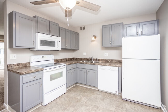 2BR, 1.5BA - 800 SF - Windsor Chateau Apartments