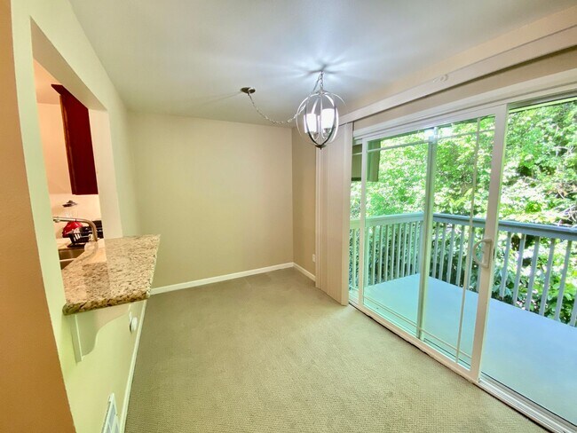 Building Photo - Bellevue Condo!!!