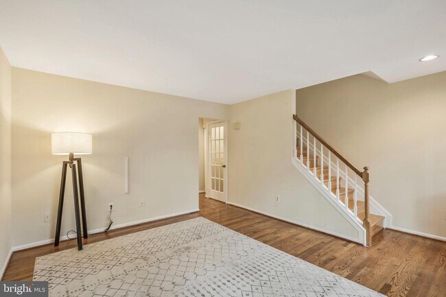 Foto del edificio - 6610 Cypress Point Rd