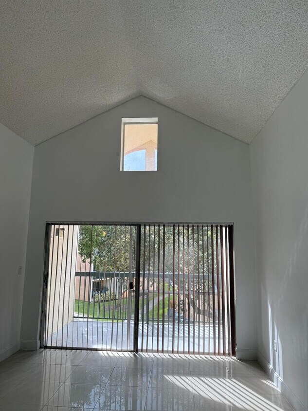 Foto principal - 6276 NW 186th St