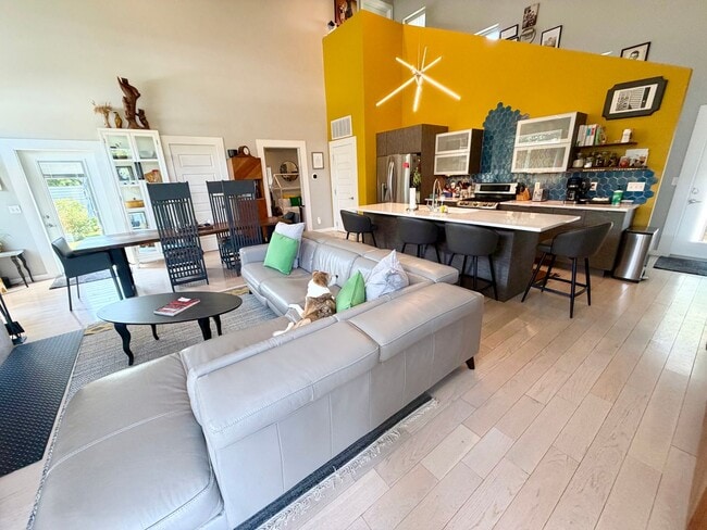 Building Photo - Contemporary 2 bedroom, 2.5 bath home in the heart of Route 66.