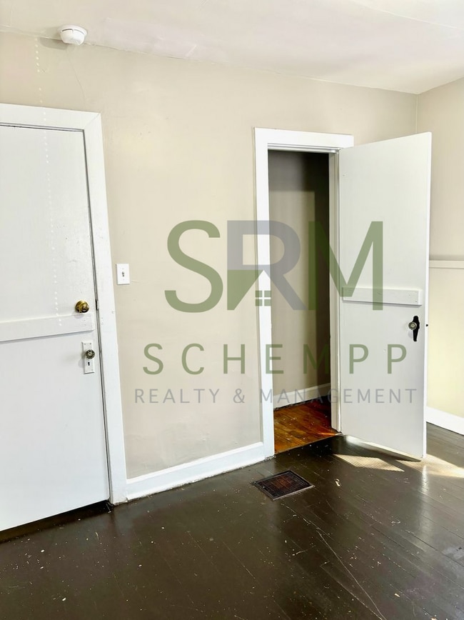 Building Photo - Spacious 2 bedroom home near Churchill Downs- Section 8 accepted