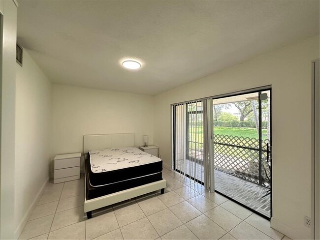Building Photo - 9865 Riverside Dr