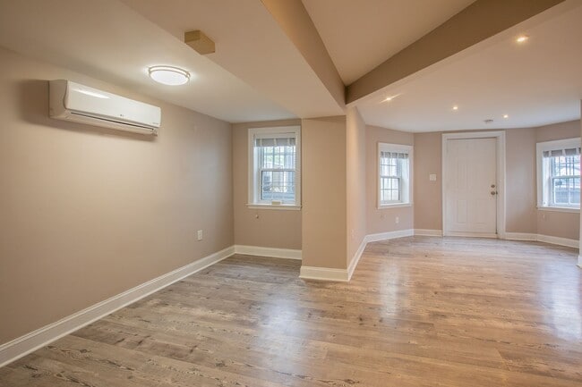 Building Photo - Charming Studio Apartment in Columbia Heig...