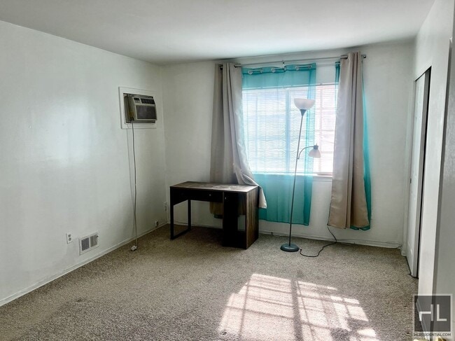 Building Photo - 1 Bedroom on NORWICH STREET