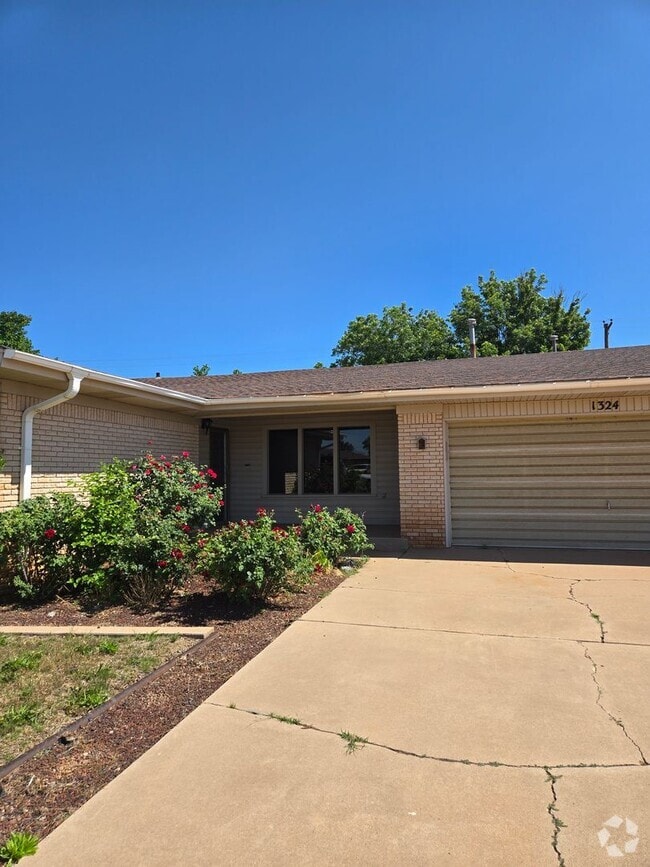 Building Photo - 1324 Stratford Ln