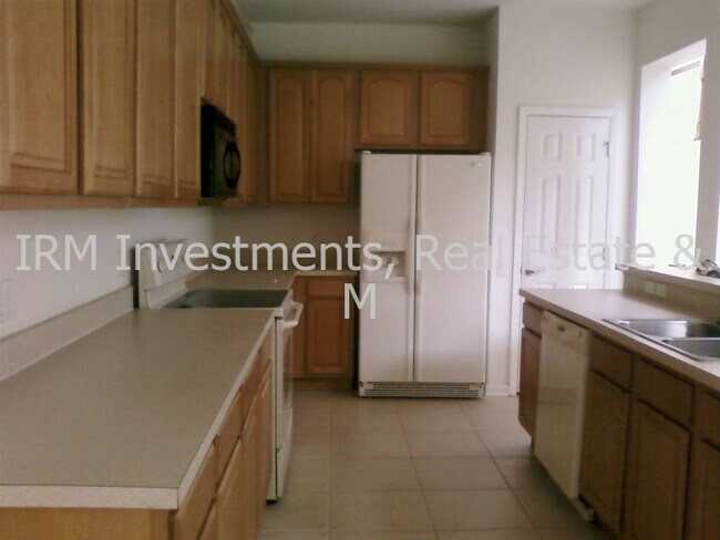 Photo - 4 b 2.5 b House w 2 car garage in Speing Isle