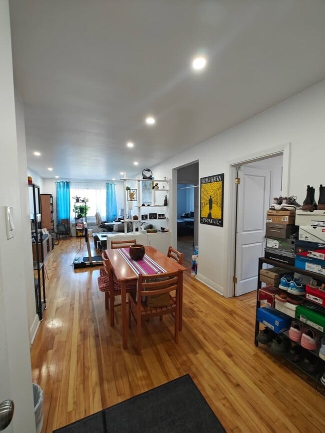 Building Photo - 4860 Av. Plamondon