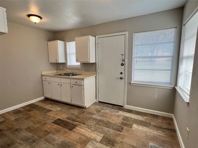 Building Photo - 8713 Peachtree St