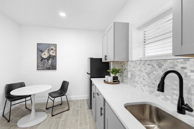 Foto del edificio - 1882 Lake St