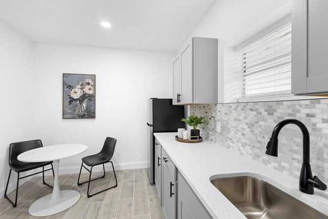 Building Photo - 1882 Lake St