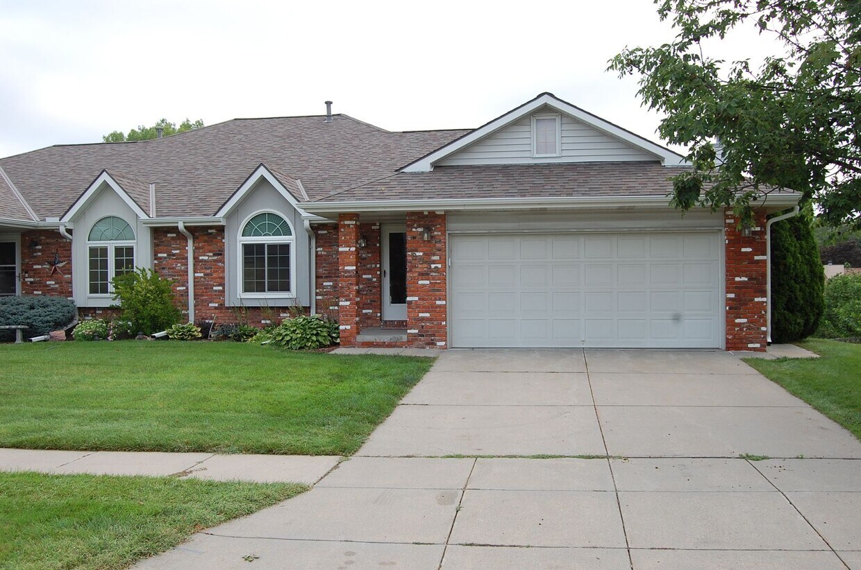 Primary Photo - Spacious walkout townhome near Southpointe!