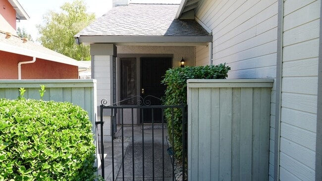 Building Photo - Charming 2 bedroom 2 bathroom home in the pocket area of Sacramento!