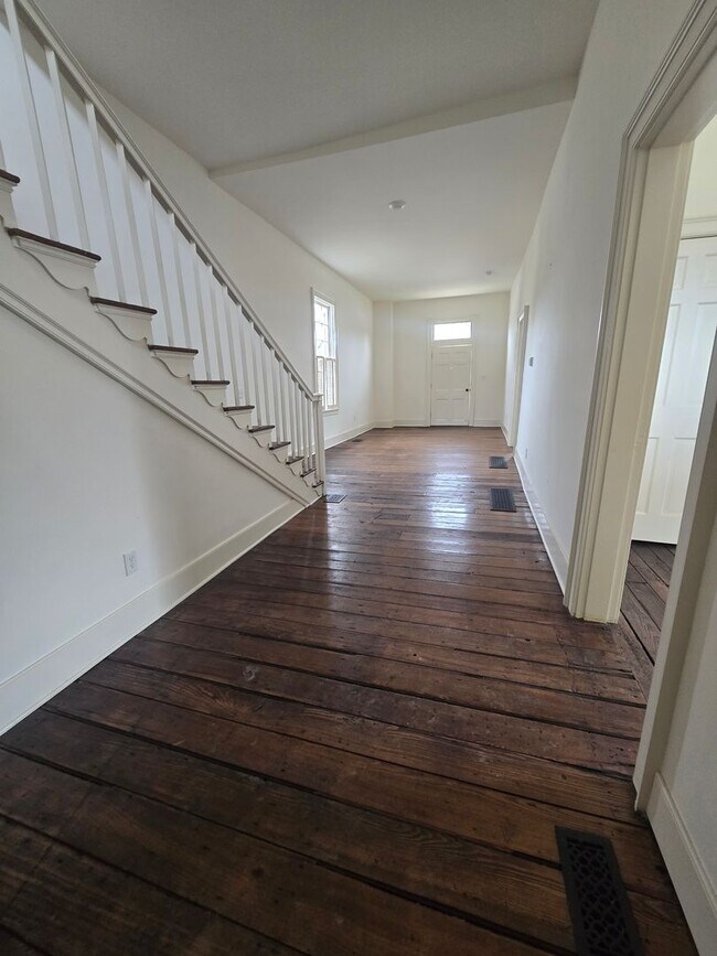 Building Photo - Historic Home available in Frankfort Kentucky