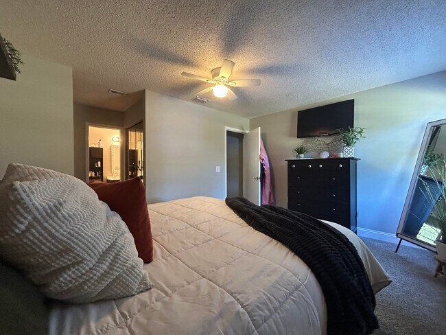 Foto del edificio - 5212 Corvette Dr