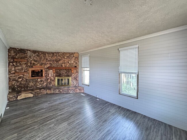 Foto del edificio - Charming 3-Bedroom Home with Outdoor Space
