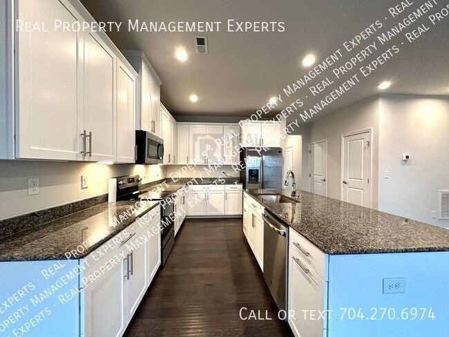 Foto del edificio - Charming 3BR/2.5BA Townhouse in community ...