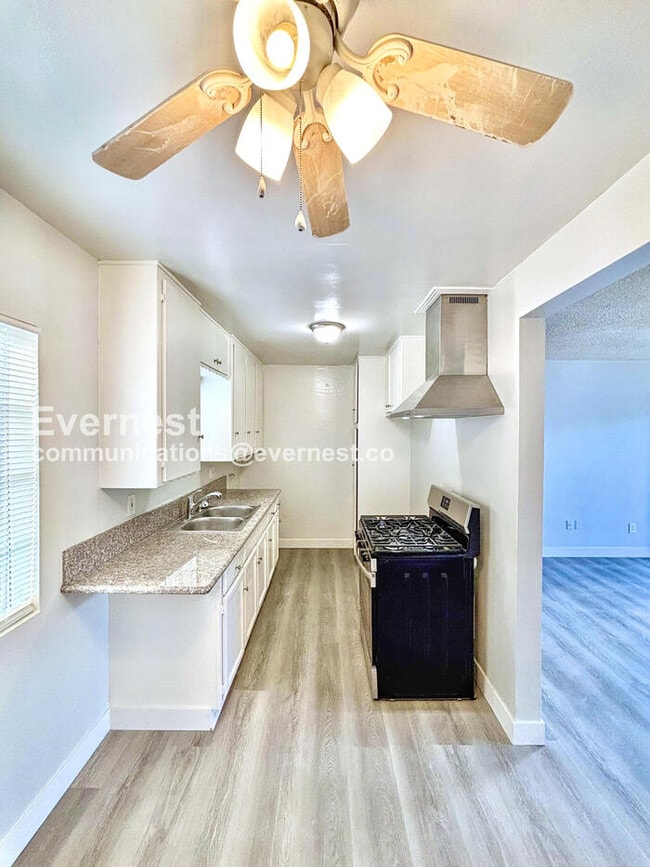 Building Photo - 1434 Plaza del Amo