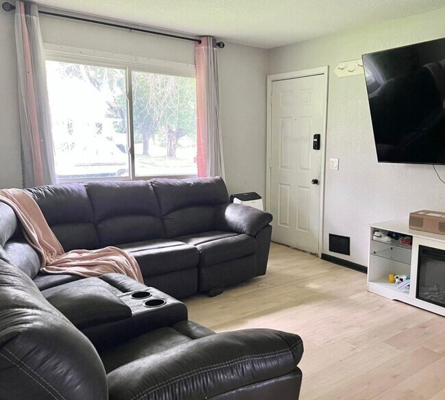 Building Photo - 1672 N Manton St