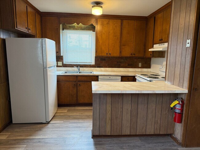 Building Photo - 2 Bedroom End Unit with New Flooring, Appliances & Fresh Paint!