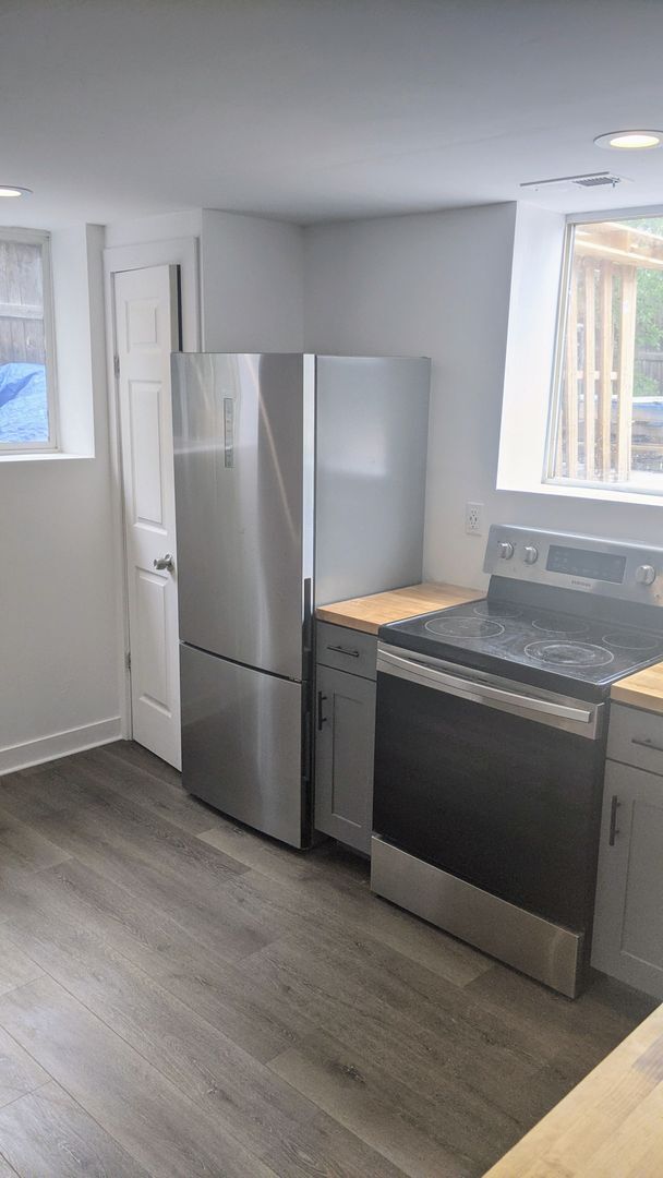 Building Photo - Newly Renovated Duplex! 1 Bedroom Garden L...