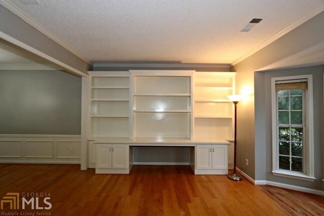 Foto del edificio - 7250 Treyburn Dr