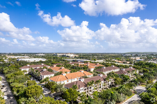 Foto del edificio - Poinciana Place