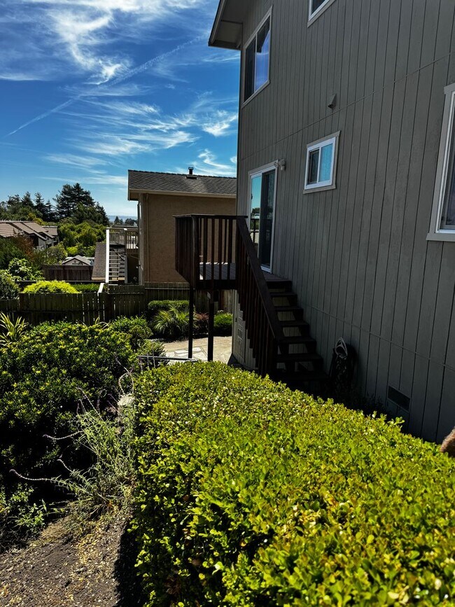 Building Photo - Beachview Ave Beauty