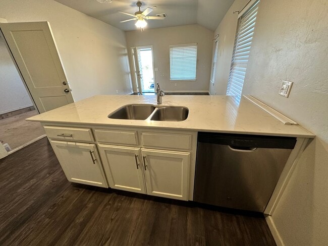 Foto del edificio - Move In for Less: Updated NW OKC 2-Bed Home with Granite Kitchen