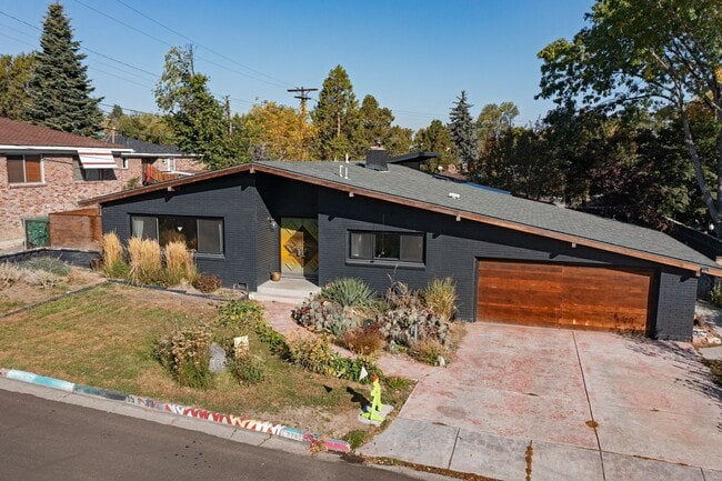 Foto del edificio - Midtown Gem W/Two Primary Bedrooms