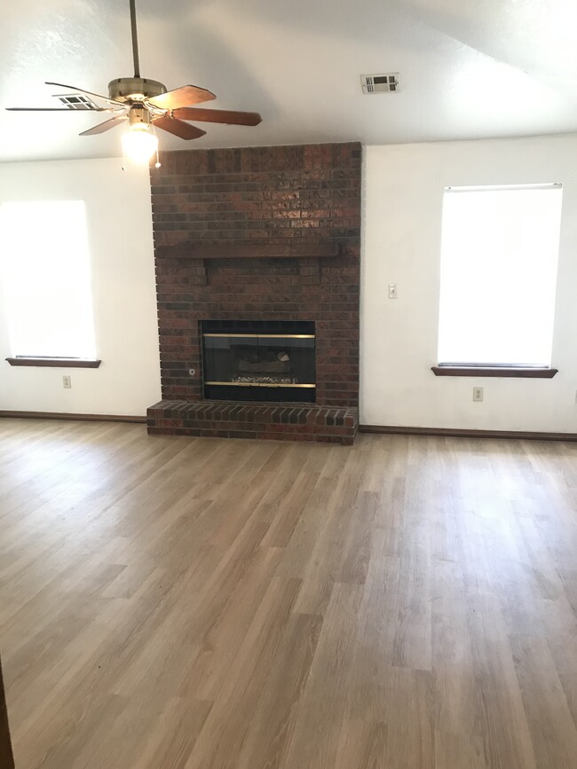 Living - 13201 S 86th East Ave