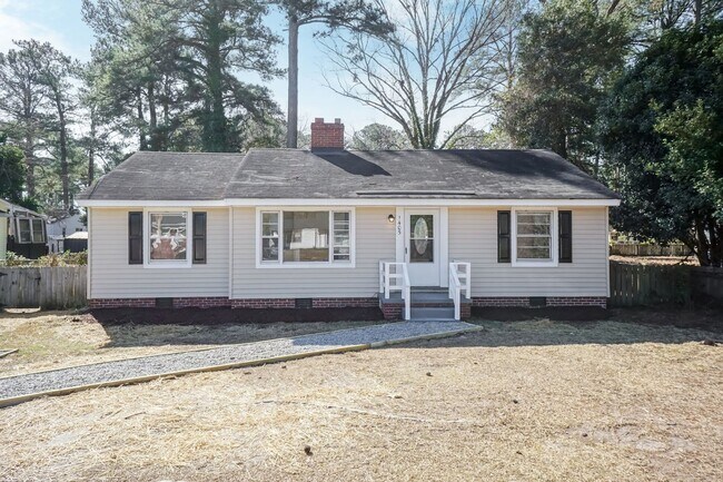 Building Photo - Three Bedroom Home!