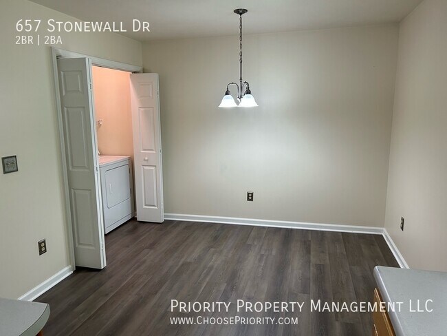 Building Photo - Beautiful Townhouse! NEW FLOORING THROUGHOUT!