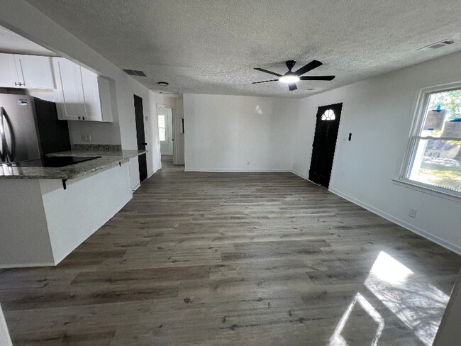 Building Photo - 2160 Dowdell Dr