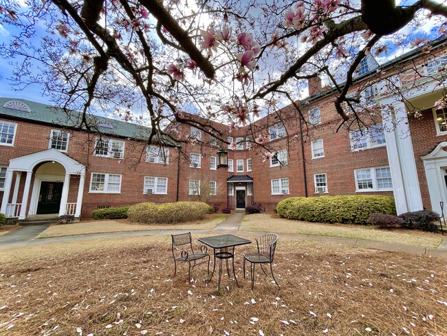 Courtyard/Building entrance - 2826 Thornhill Rd