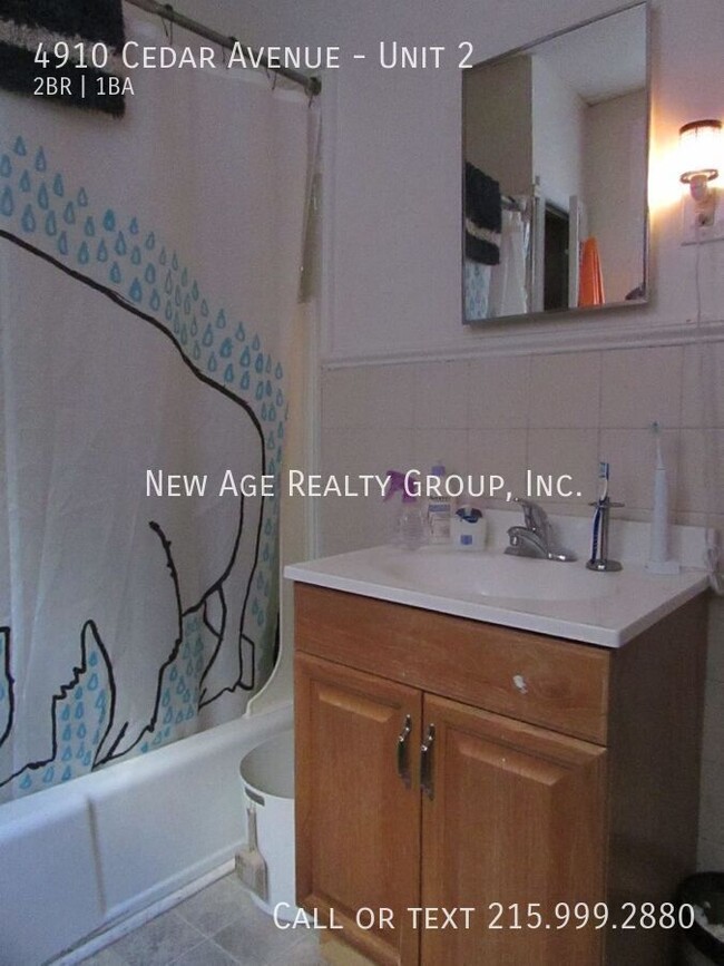 Building Photo - Large 2 bedroom, 1 bathroom apartment loca...