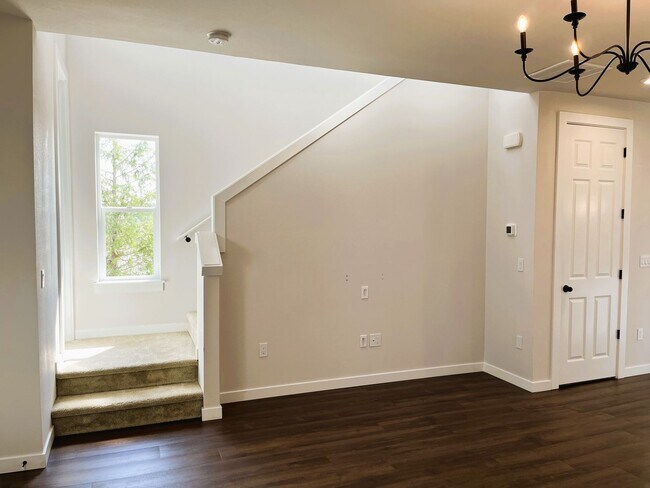 Foto del edificio - Modern Luxury Meets Convenience in Hillsboro
