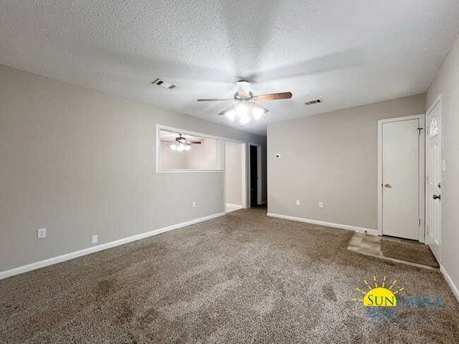 Building Photo - Charming 3 Bedroom Home in Crestview!