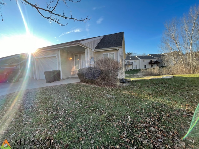 Building Photo - West Side Townhome!