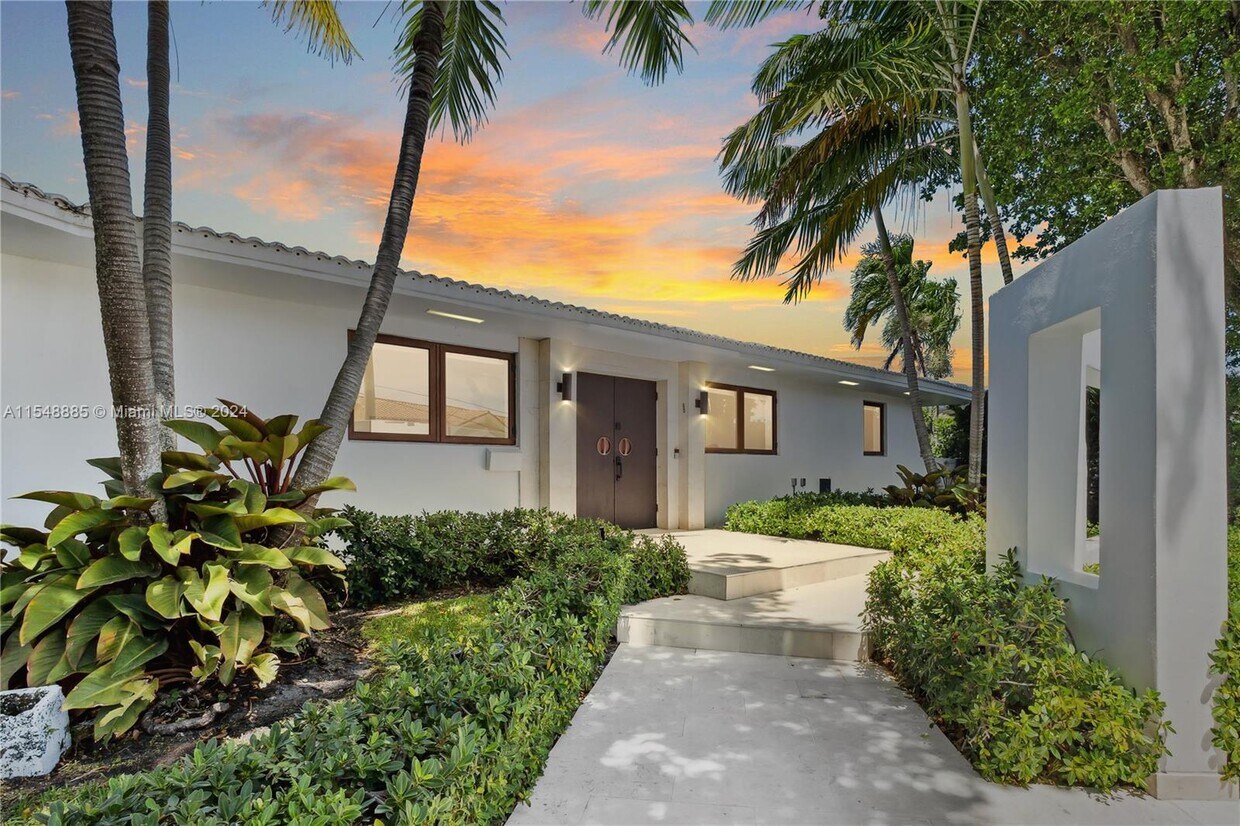 Primary Photo - 11425 N Bayshore Dr