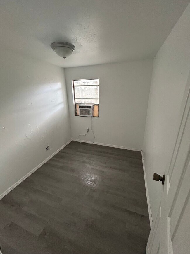 Building Photo - Two bedroom one bath - Lakeland