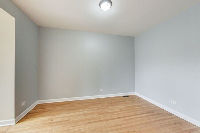 Building Photo - 849 W Leland Ave