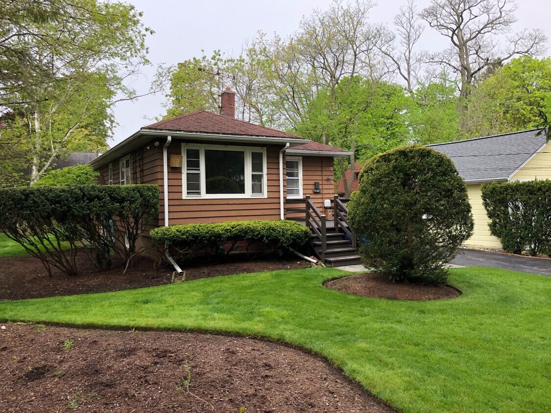 Foto principal - Highland Park Cozy 2 BR w/ Basement and Ga...