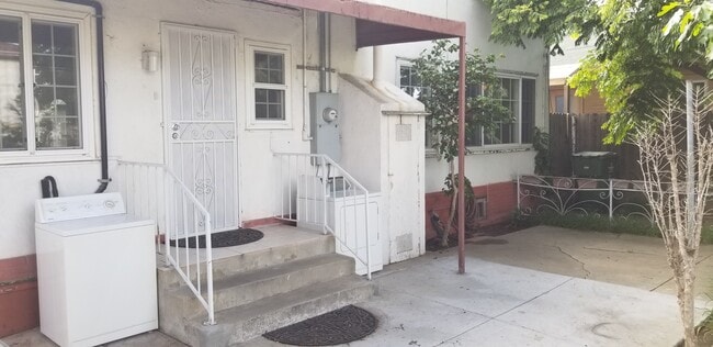 Building Photo - 512 S Flower St