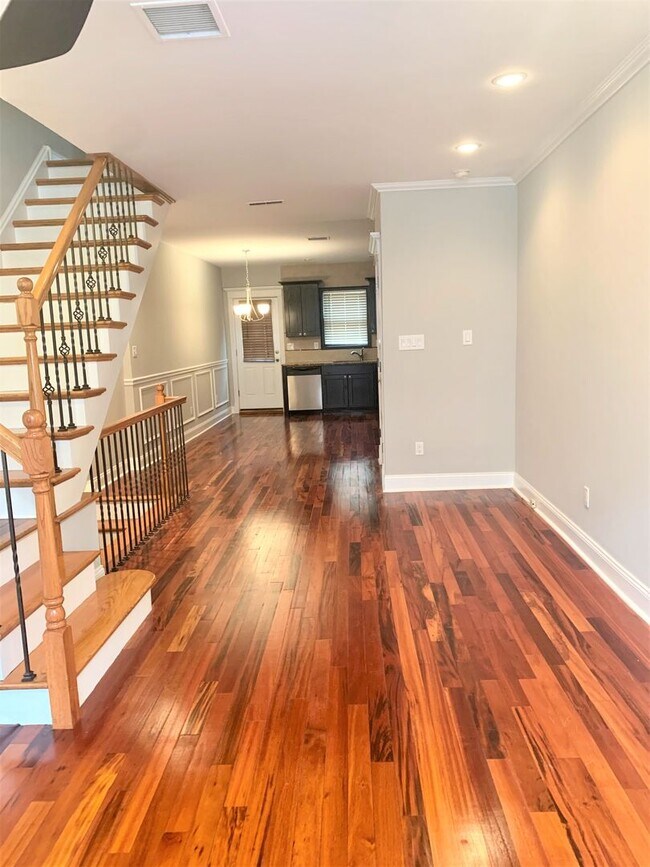 Foto del edificio - Gorgeous 3-Bedroom Townhouse Located in So...